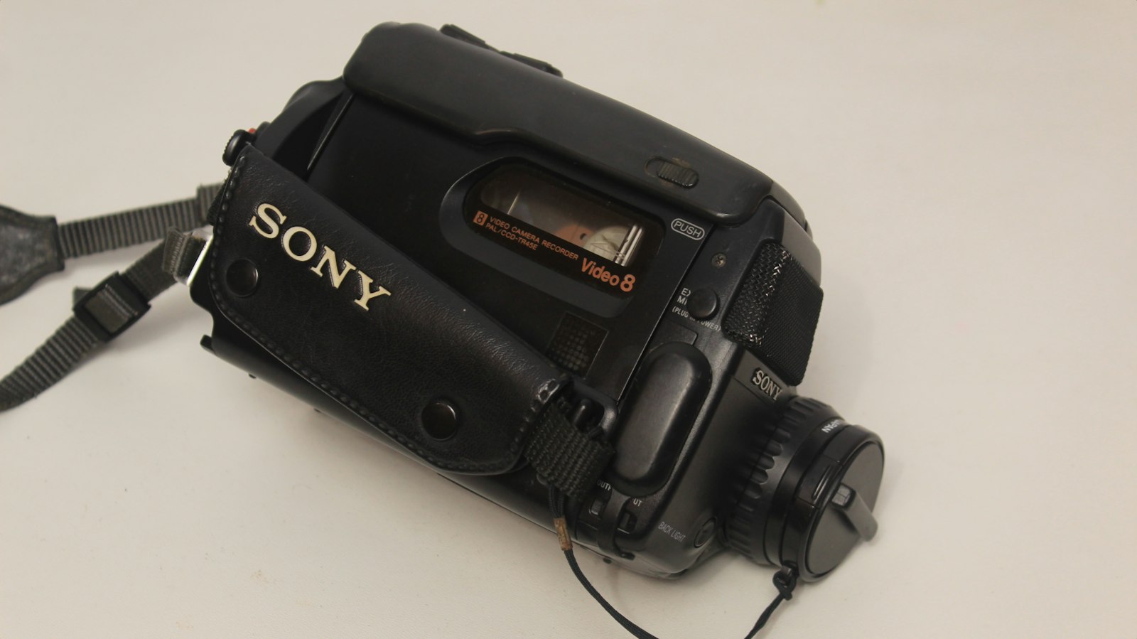 Vanha Sony-videokamera vaalealla pöydällä.